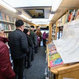 Äänestysbussina palveleva kirjastoauto kiersi Suomussalmen reunamailla eilen torstaina. Ala-Vuokin kylässä ennakkoon ääntään käyttäneitä riitti jonoksi asti, kun yhteensä 20 kyläläistä saapui uurnille.