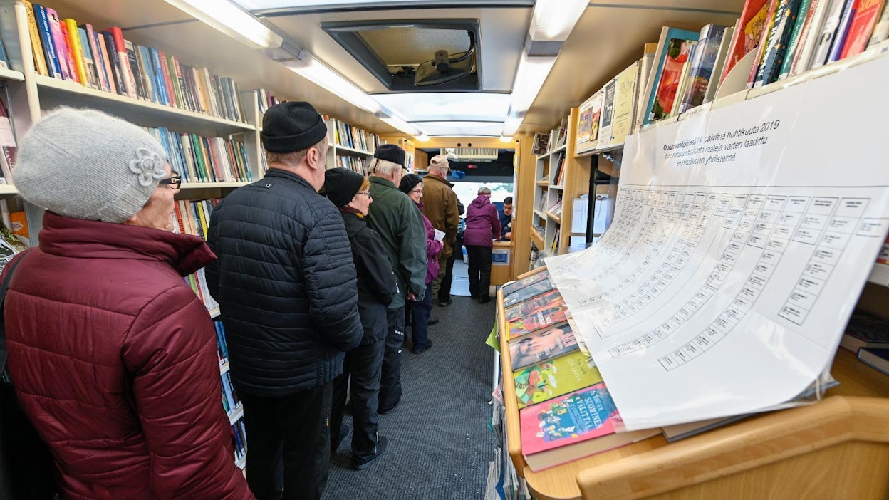 Äänestysbussina palveleva kirjastoauto kiersi Suomussalmen reunamailla eilen torstaina. Ala-Vuokin kylässä ennakkoon ääntään käyttäneitä riitti jonoksi asti, kun yhteensä 20 kyläläistä saapui uurnille.