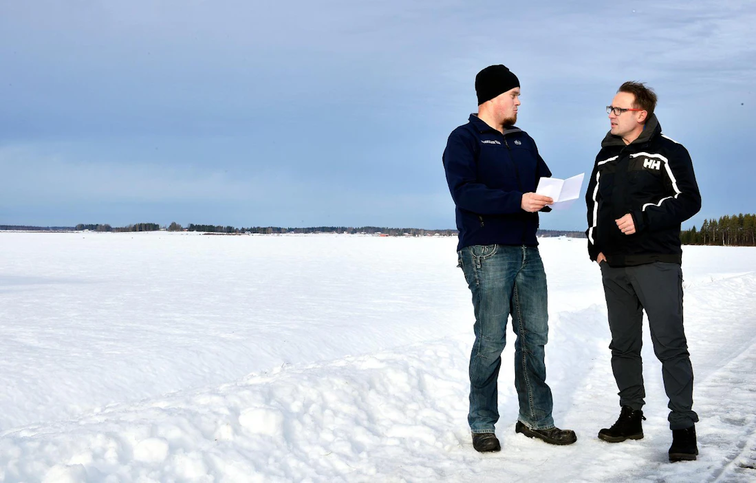 Maidontuottajanaapurukset Juho Nivala ja Rami Rauhala osallistuivat Sievin laajaan tilusjärjestelyyn. Taustalla on Kukkulan tilan kotilohko, jolla on pinta-alaa hulppeat 83 hehtaaria.