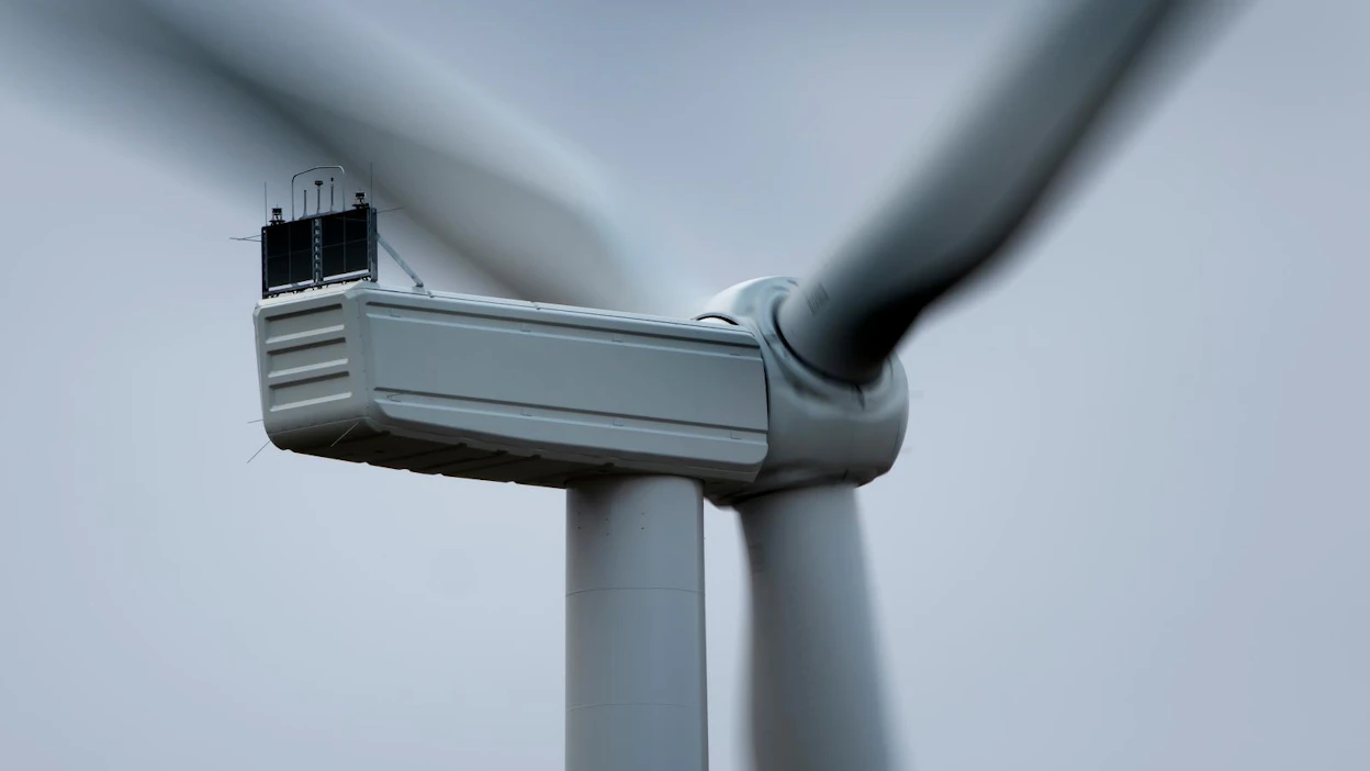 Fossiilisten polttoaineiden osuus sähkön energialähteinä on korkeimmillaan talvikuukausien kulutushuippujen aikana, mutta talvikuukaudet ovat myös vuoden tuulisimpia kuukausia.