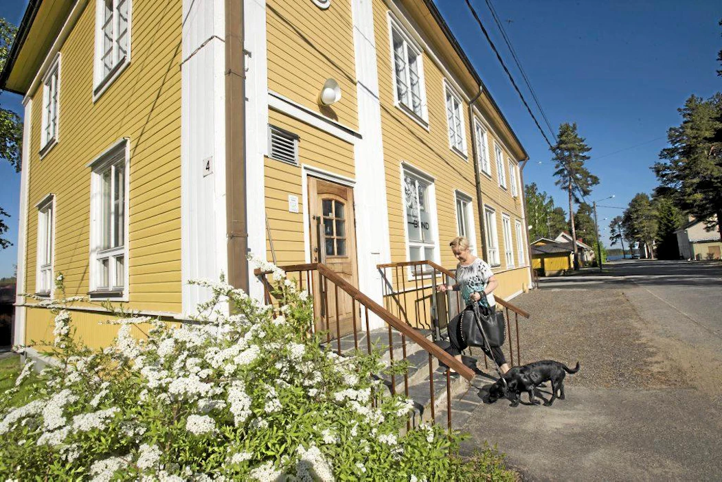 Maaseudun Tulevaisuus 28.5.2013 Tervon paluumuuttaja Marika Pitkänen menossa työpaikkaansa. Kuva: Pentti Vänskä