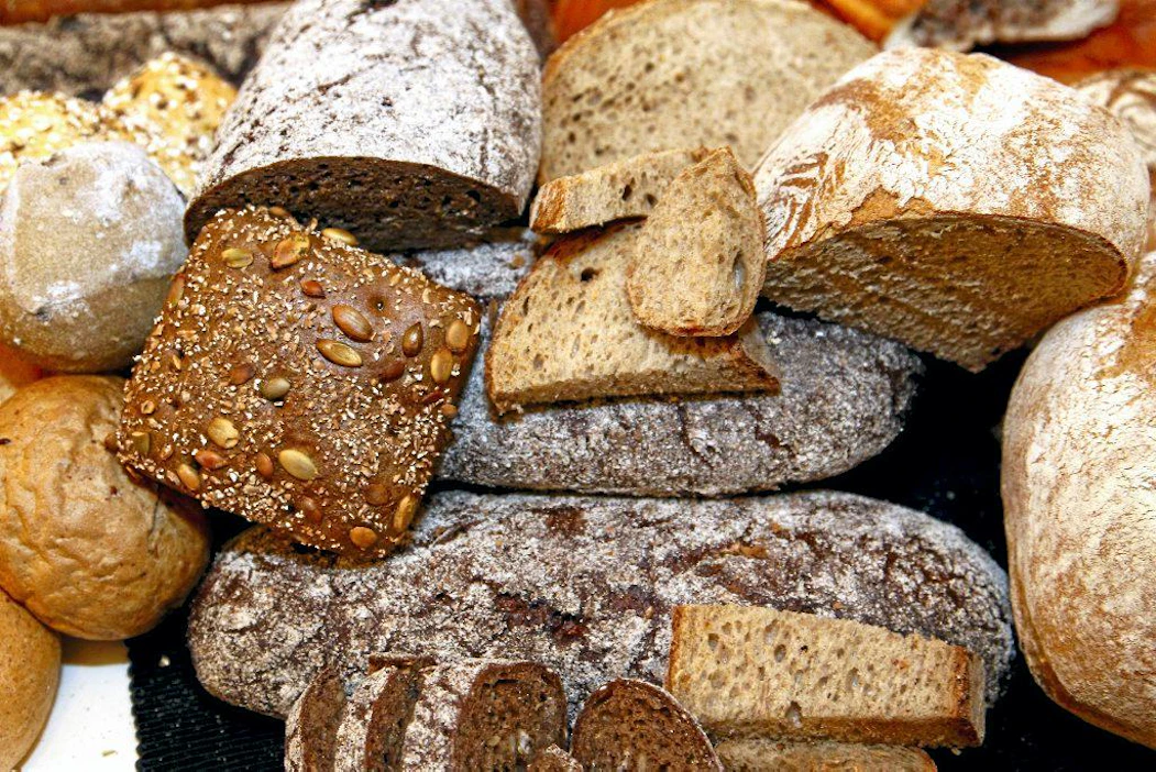 Leipä, tumma leipä, kuitu.
Helsingin Tukkutorilla Agroksenmäen Holvikellarissa järjestettiin elintarviketuottajien tilaisuus. Paikalla oli noin neljäkymmentä elintarviketuottajaa esittelemässä tuotteitaan. Tilaisuuden järjestivät Ruokatieto, Laurea, Hämeen ammattikorkeakoulu ja Pohjois-Karjalan aikuisopisto.