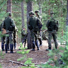 Valtaosa suomalaisista kannattaa yleistä asevelvollisuutta myös jatkossa. Niinisalon varuskunta Kankaanpäässä kouluttaa vuosittain noin 1 700 varusmiestä. Jaana Kankaanpää