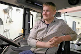 Niklas Tilvis kertoo kokeneensa yrittäjyyden alkuvaiheessa pienoisia uskottavuusongelmia. Parikymppisenä ei uuden pakettiauton ostaminen ole läpihuutojuttu.