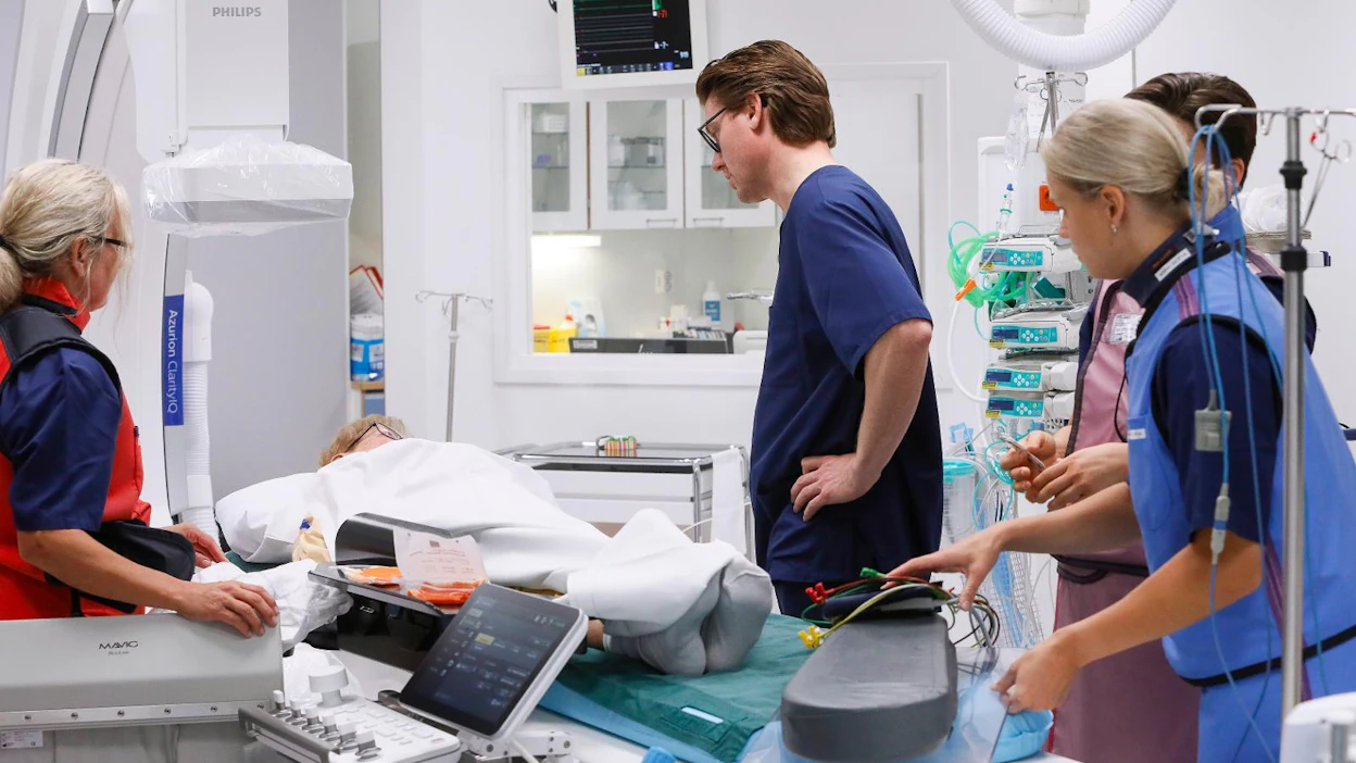 Tuomas Kiviniemi ja sairaanhoitajat valmistautuvat operoimaan potilaan sepelvaltimoita. Sairaalat muistuttavat, että niihin saapuminen on korona-aikanakin turvallista. Hoidon lykkääminen voi jopa olla vaarallisempaa.