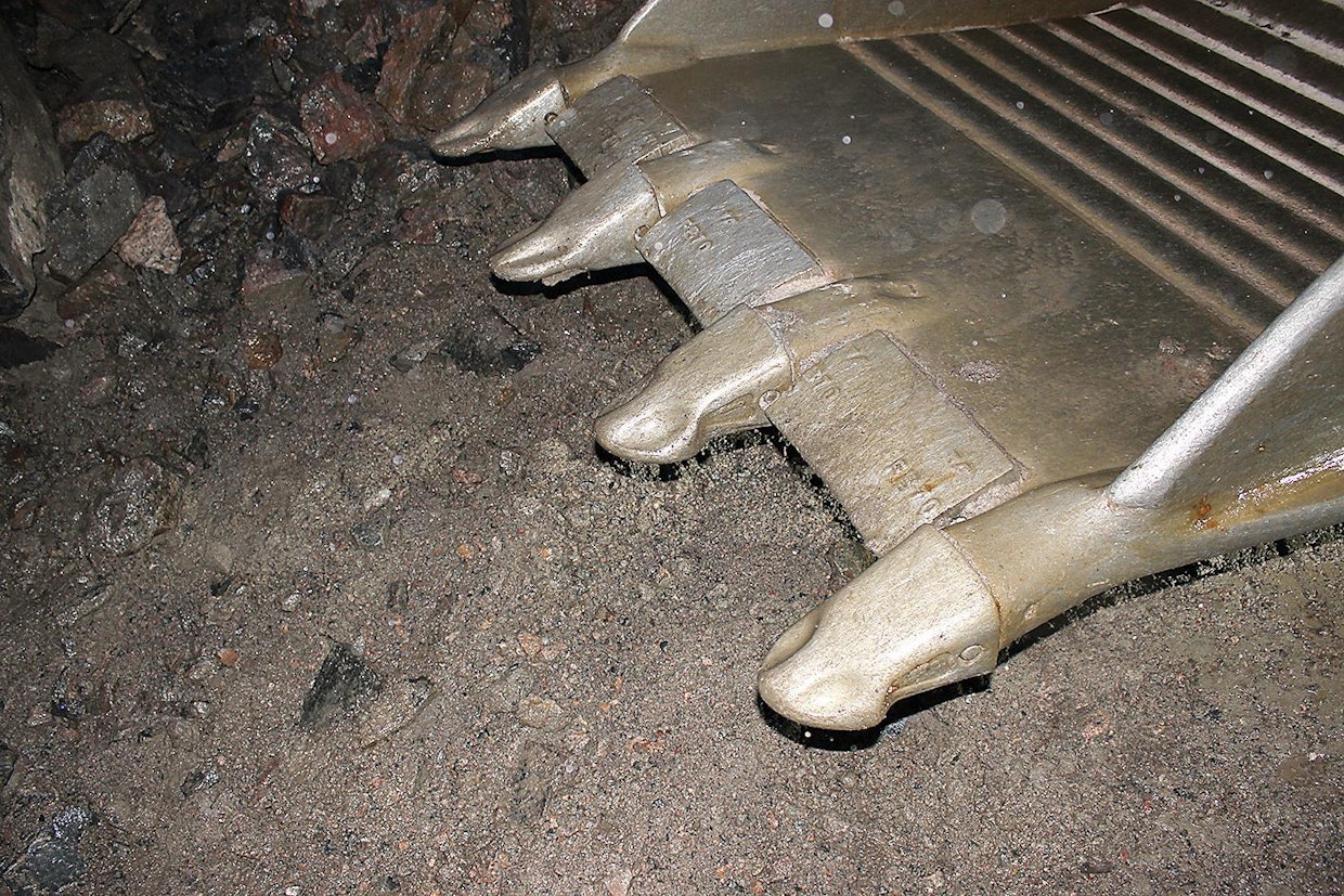 Esco STL-kynnet näkyvät kauhassa lähinnä. Kauimpana ovat Caterpillarin kynnet. Tässä vaiheessa STL-kynnet ovat jo kuluneet yli puolen välin.