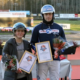 Anna Hiltunen voitti viime vuoden Juniorikypärät -sarjan, mistä hänet palkittiin yhtä aikaa Salamakypärien voittajan Niko Riekkisen kanssa Jokimaalla marraskuussa.