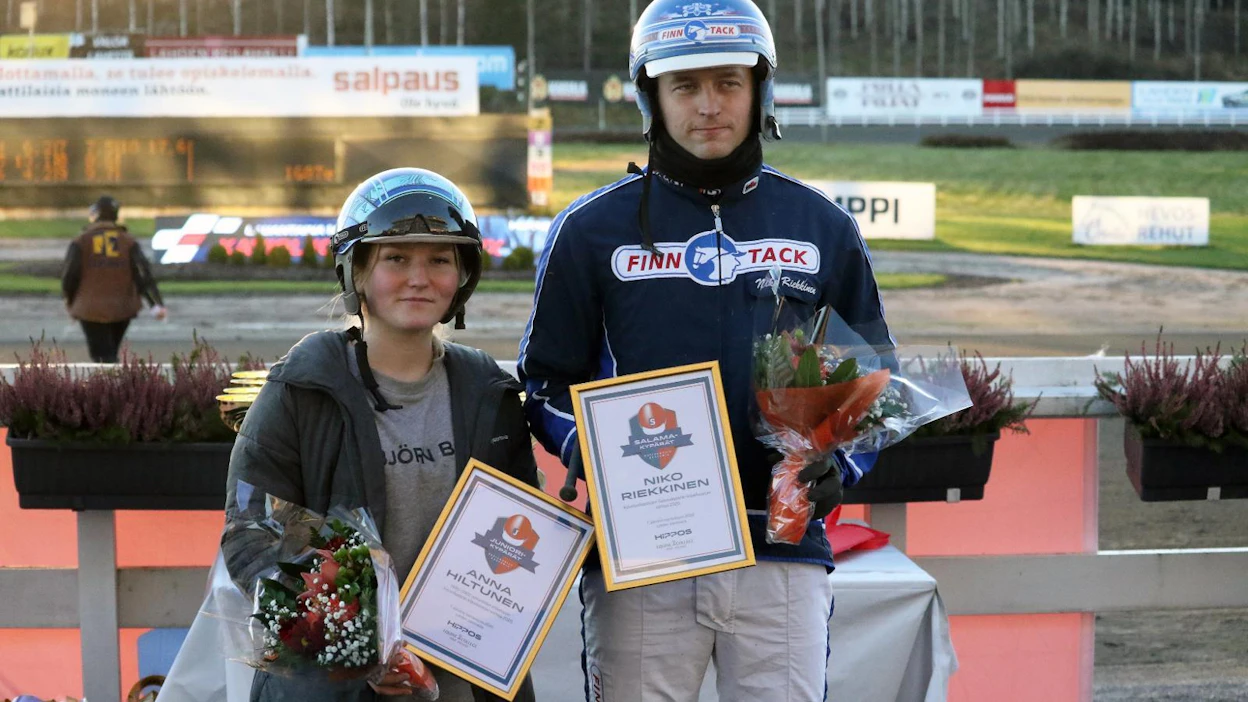 Anna Hiltunen voitti viime vuoden Juniorikypärät -sarjan, mistä hänet palkittiin yhtä aikaa Salamakypärien voittajan Niko Riekkisen kanssa Jokimaalla marraskuussa.