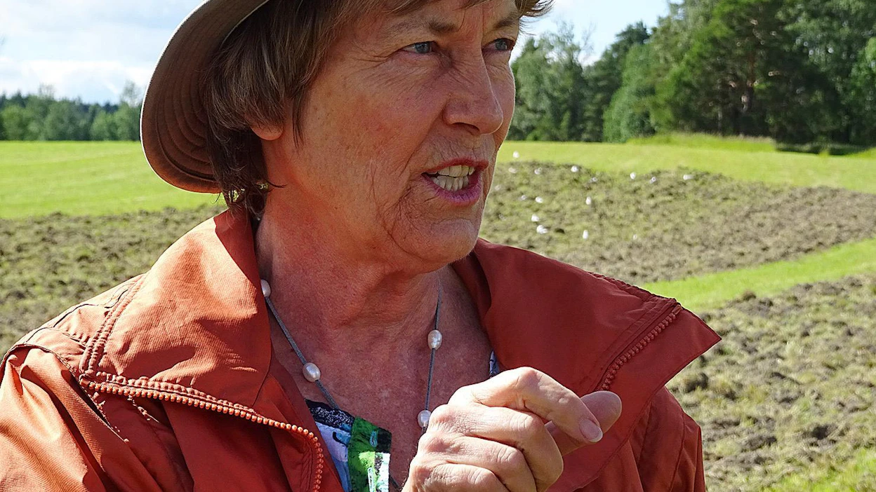 ”Viljelijät voivat hillitä ilmastonmuutosta, kun vain löydämme oikeat keinot ja myös käytämme niitä”, Christine Jones kannusti Suomen vierailullaan.