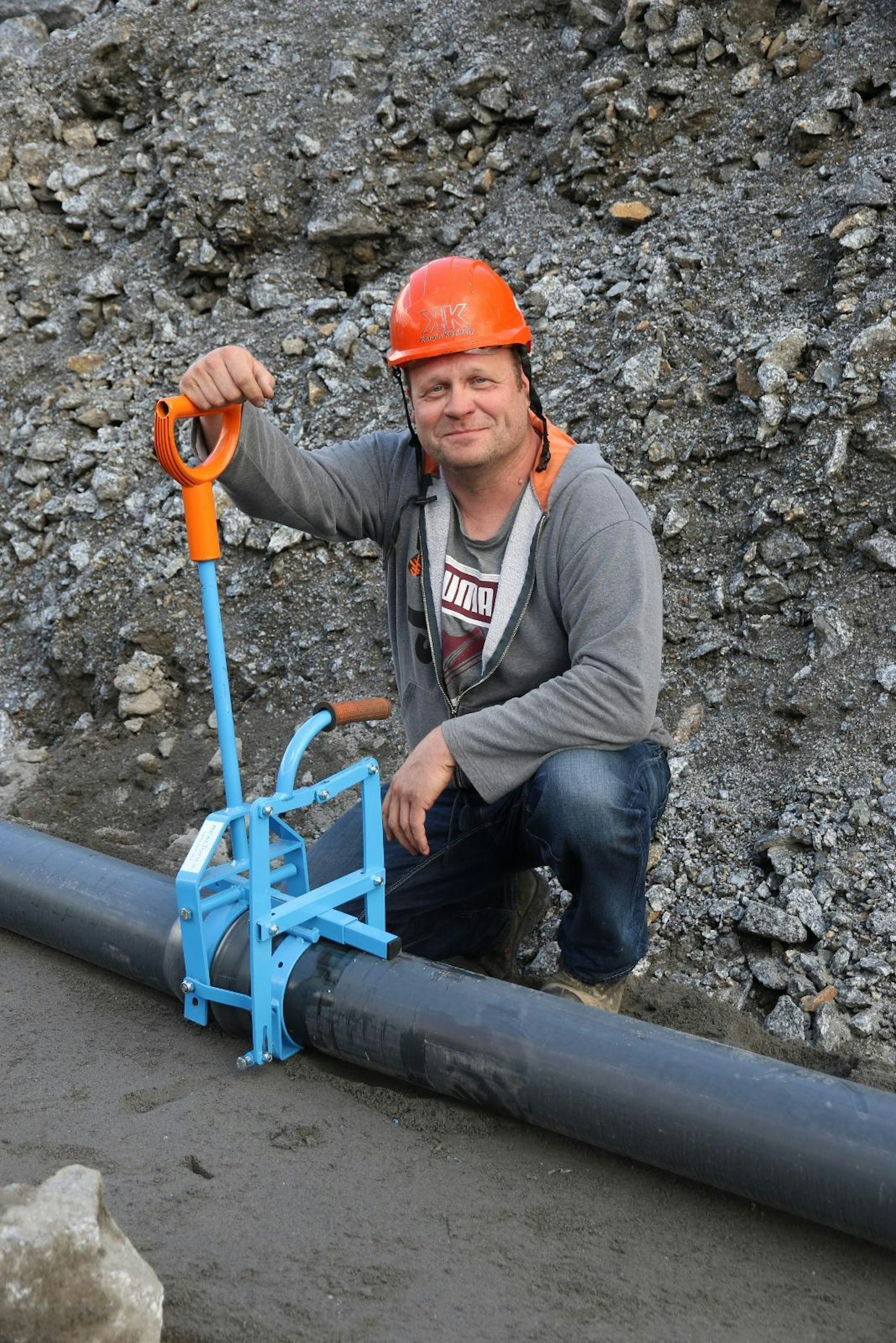 Real Toolsin Ville Seppälä on pitkän linjan maarakennusurakoitsija, joka suunnitteli liitoslaitteen kyllästyttyään hyppäämään ohjaamosta lapiomiehen avuksi liittäämään putkia. Kuvassa 160-millinen painevesiputki.