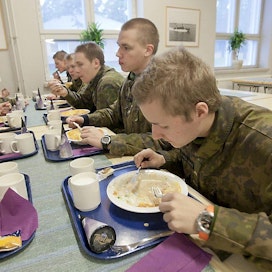 Armeijan ruokailu Suomenlahden meripuolustusalueen Upinniemen ruokala. Armeija sotilas puolustusvoimat