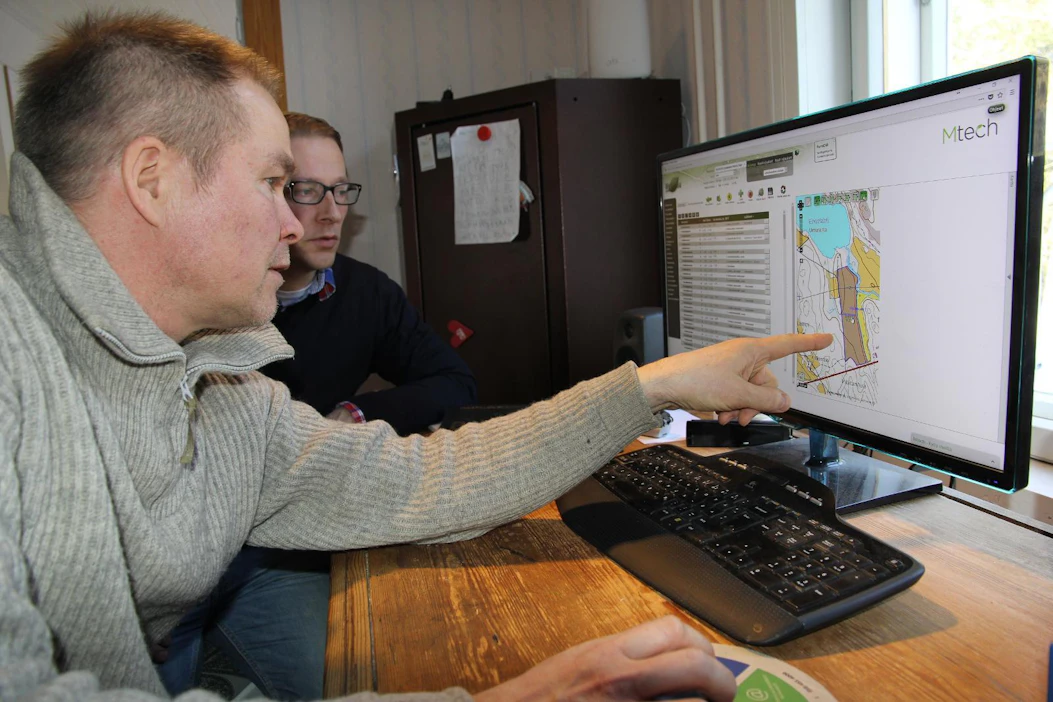 Petri Asikainen ja Juha Saarilahti suunnittelevat maatalousyhtymänsä toimia viljelyohjelmistolla. Nykyisillä mobiiliyhteyksillä verkkoon tallennettujen tiedostojen käyttö saattaa takkuilla.