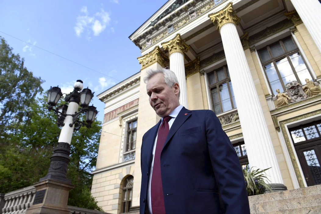 Hallituksen muodostaja, SDP:n puheenjohtaja Antti Rinne kertoi toimittajille Säätytalolta poistuessaan, että uuteen hallitukseen tulee 19 ministeriä. LEHTIKUVA / Martti Kainulainen