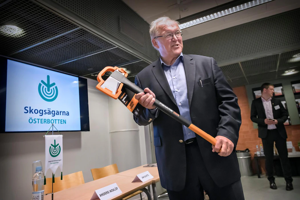 Göran Persson sai pohjalaisilta metsänomistajilta kotiin Ruotsiin vietäväksi kirveen ja relaskoopin. Entinen pääministeri on vastuullisen metsänhoidon kannattaja. "Metsätaloutta pitää jatkaa samalla tavalla kuin edellisetkin sukupolvet ovat metsiämme hoitaneet."