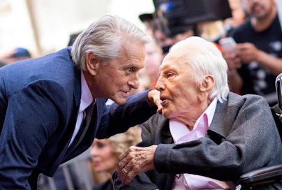 Kirk Douglas (oik.) poikansa Michaelin kanssa vuonna 2018. Lehtikuva/AFP