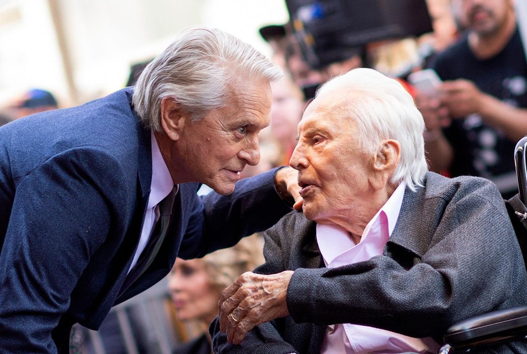 Kirk Douglas (oik.) poikansa Michaelin kanssa vuonna 2018. Lehtikuva/AFP