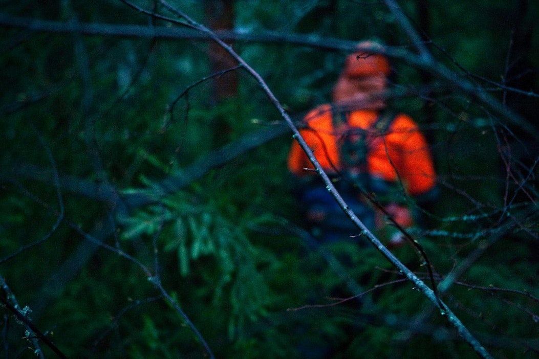 Metsuri raivaustyössä aamuhämärissä Mäntsälässä.