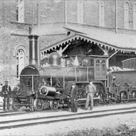 Suomen Rautatiemuseo Aikataulunmukainen junaliikenne alkoi Suomessa 150 vuotta sitten. Kuvan juna on lähdössä Hämeenlinnasta Helsinkiin 1860-luvun puolivälissä.