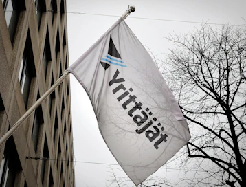"Yrittäjien asemaa perhevapaissa todella kannattaa parantaa, se on erityisesti lasten etu", sanoo Suomen Yrittäjien työmarkkina-asioiden päällikkö Harri Hellstén.