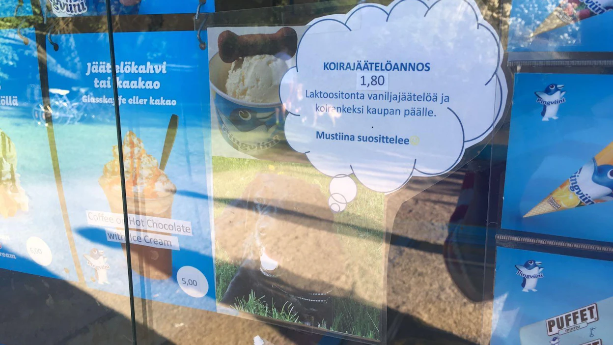 Pingviini-kioskin annos koostuu koirankeksistä ja laktoosittomasta vaniljajäätelöstä.