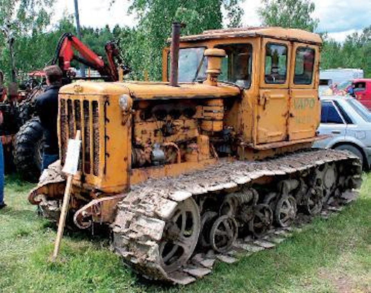 Ensimmäisestä kokonaan neuvostoliittolaisesta NATI-telatraktorista kehitettiin sotien jälkeen dieselkäyttöinen DT54-malli; sitä tehtiin Stalingradin ja Harkovan tehtailla vuosina 1949-63, sekä Altaiskissa 1954-79. Kokonaisvalmistusmäärä oli vajaat miljoona kpl. Suokäyttöön oli leveämpitelainen DT55-traktori, näitä käytettiin mm. Vapon turvetyömailla. DT55 painaa kuutisen tonnia, moottoriteho on n. 54 hv. Iisalmi