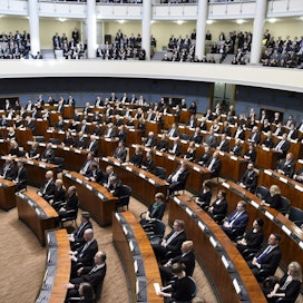 Perussuomalaiset vastustaa esitystä, jossa puolue siirtyisi istumaan salin oikeaan laitaan ja RKP tulisi keskelle.