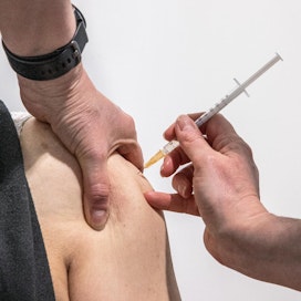 Suomalaisista reilut 12 prosenttia on saanut ensimmäisen rokoteannoksen ja toisen vajaat kaksi.
