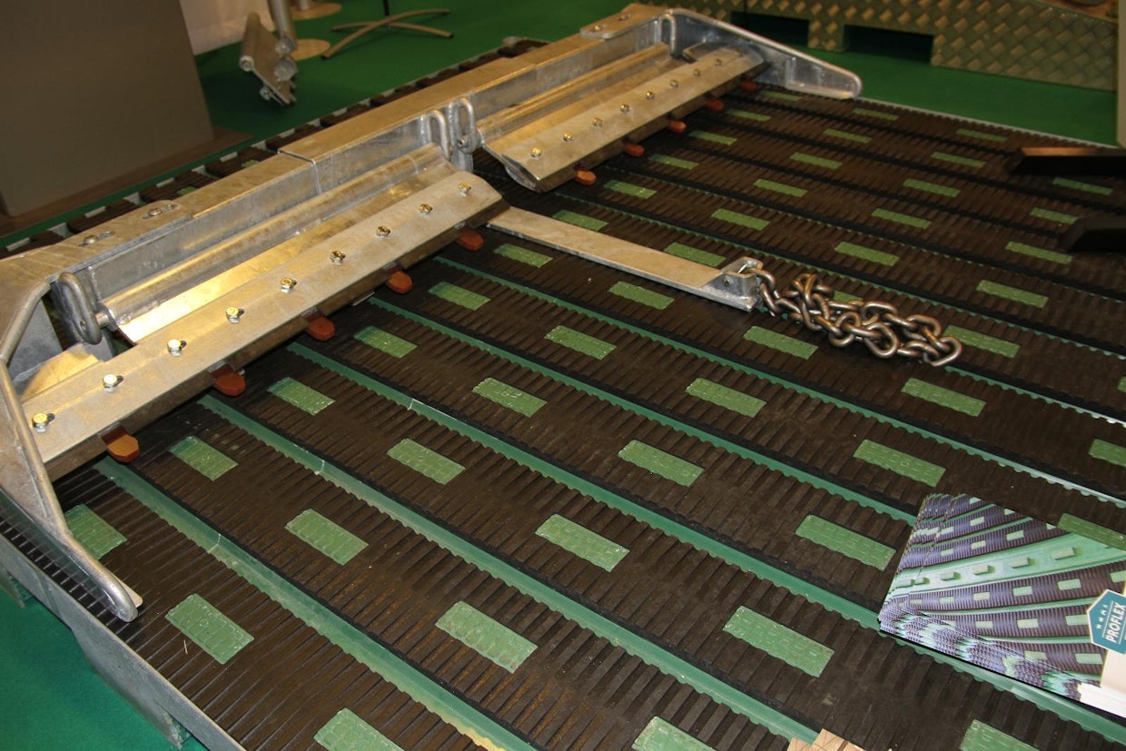 Hollantilainen Proflex Betonproducten valmistaa Meadow Floor -käytävämattoja, ja nyt mallistoon on saatu myös avokouruihin sopiva CL-malli. Ainoastaan 4 cm paksu matto koostuu vihreistä komposiittielementeistä ja päällä olevasta kumimatosta. Maton urien 6 % kaato valuttaa virtsan matossa oleviin kouruihin, joten ammoniakin haihdunta vähenee. Uritettu ja harjoiltaan kuiva kumimatto takaa hyvän pidon, ja komposiittiset, karkeat laatat hiovat sorkkaa. Lantaraapassa on kynnet, jotka kaapivat virtsaurat tyhjäksi. (TA)