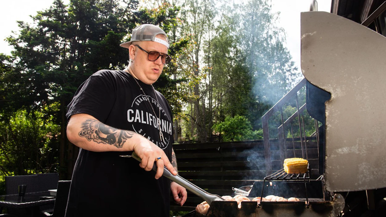 Kun kesä koittaa, Arttu Wiskari heittää ruokavalion romukoppaan ja ryhtyy grillaamaan. "Minä olen meidän perheen grillimestari."