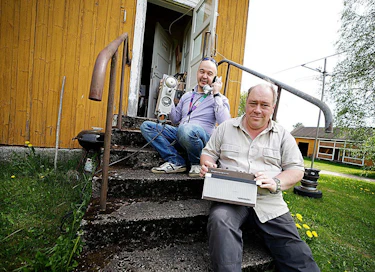 Petäjäveden Kuivasmäellä sijaitsevassa museossa on roppakaupalla vanhoja puhelimia ja radioita. Esa Salldén (etualalla) ja Jan-Mikael Nurmela pyörittävät museota sekä ylimäärävarastoa, josta tavaraa myydään ulos verkkokaupan kautta.