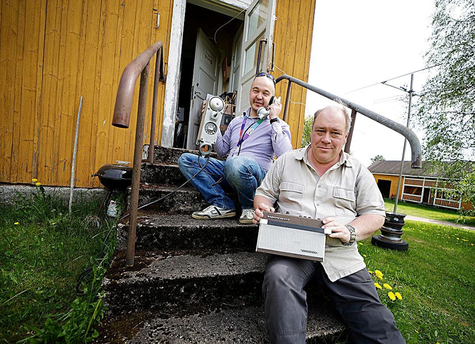 Petäjäveden Kuivasmäellä sijaitsevassa museossa on roppakaupalla vanhoja puhelimia ja radioita. Esa Salldén (etualalla) ja Jan-Mikael Nurmela pyörittävät museota sekä ylimäärävarastoa, josta tavaraa myydään ulos verkkokaupan kautta.