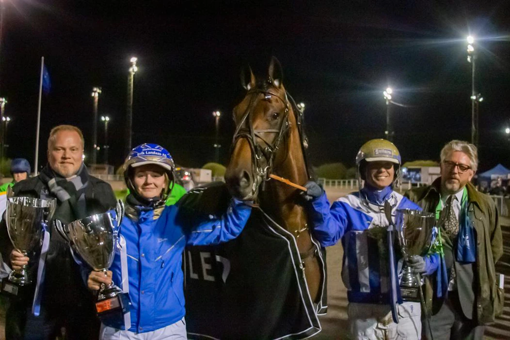Marko Kreivi (vasemmalla) Ecurie D.:n Vermon kolmevuotiaiden EM:n 2019 hurjan esityksen jälkeen. Hän kertoo kaiken menneen treenikaudella suunnitelman mukaan ja hevosen kehittyneen lisää.