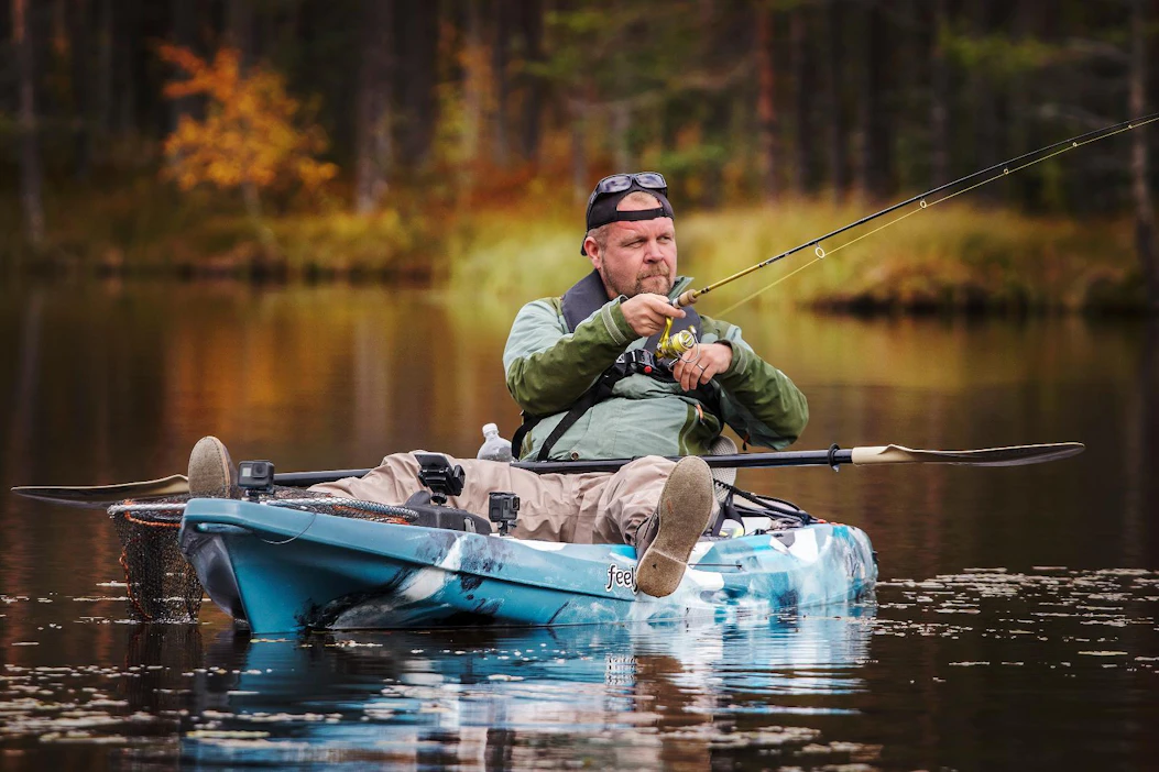 Kalastusopas Matti Pasasen Kalastusretket-nimisen yrityksellä on ensimmäinen toimintavuosi. Kalastuskajakit olivat ensimmäinen iso investointi.