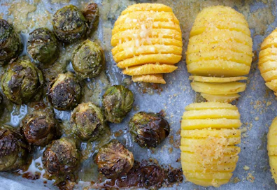 Perunoita, nauriita ja ruusukaaleja hasselbackan tapaan valmistettuna. 