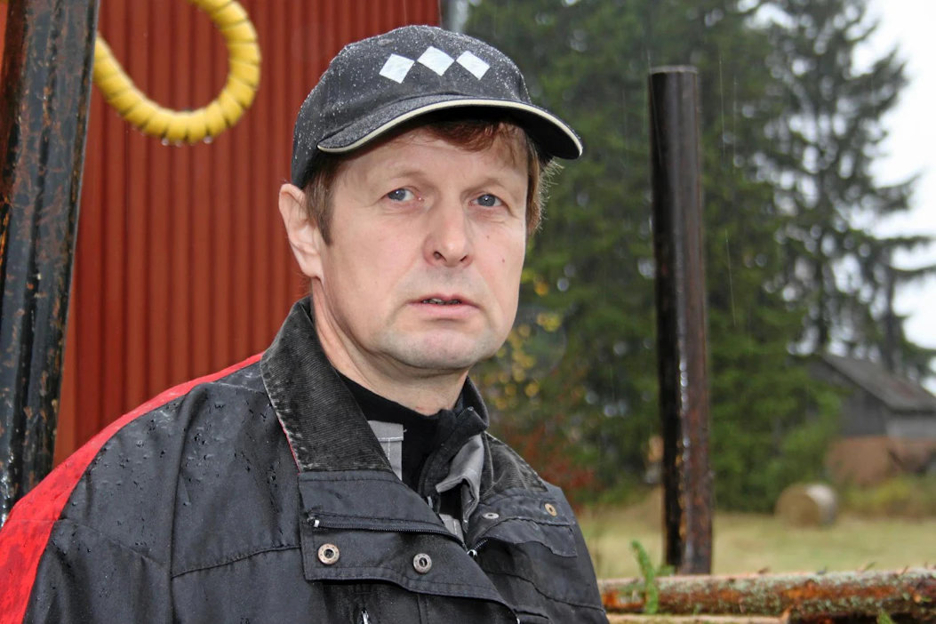 Metsätalouden liitännäisenä Jukka Valkama tuottaa paikalliselle kyläkoululle myös lämpöhaketta. "Toimin käytännössä lämpöyrittäjänä, sillä vastaan myös siitä, että 'pannussa' pysyy tuli."