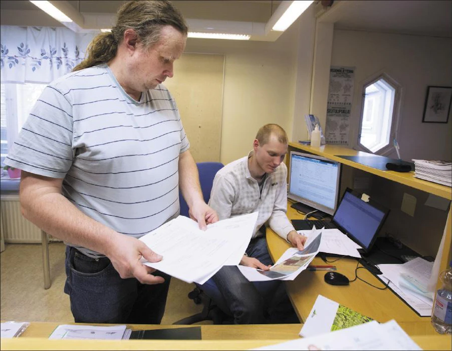 Itä-Uudenmaan yhteistoiminta-alueen maaseutupäällikkö Sam Vickholm (edessä) ja kesätyöntekijä Sebastian Lindroos aloittivat tukihakemusten käsittelyn ja kasvulohkokarttojen piirtämisen keskiviikkona Loviisan maaseututoimistossa. MARKKU VUORIKARI