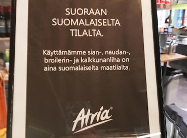 Kouvolan kauppakeskus Veturin ravintola Mario ilmoittaa esimerkillisesti kassan vieressä kyltillä kaiken käyttämänsä lihan tulevan suomalaisilta tiloilta.