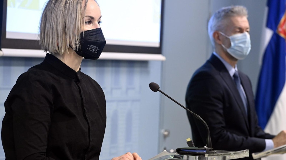 Sosiaali- ja terveysministeri Hanna Sarkkinen (vas.) ilmoitti, että ruokaravintolat saavat olla auki kello 21:een asti ja tarjoilla alkoholijuomia kello 20:een asti. STM:n osastopäällikkö Taneli Puumalainen (oik.) myös kuvassa. LEHTIKUVA / Heikki Saukkomaa