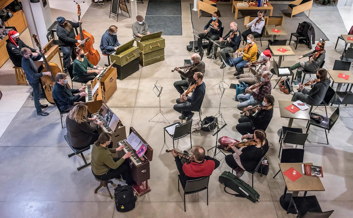 "Aapintuvan pelimannit soittaa kesällä kavalkadit ja avajaissoitot. Kaiken sen, minkä ympärille koko festivaali rakentuu", Kaustisen kansanmusiikkijuhlien ohjelmajohtaja Anne-Mari Hakamäki sanoo. Kuva on viime joulukuulta Aapintuvan pelimannien pikkujoulusta.