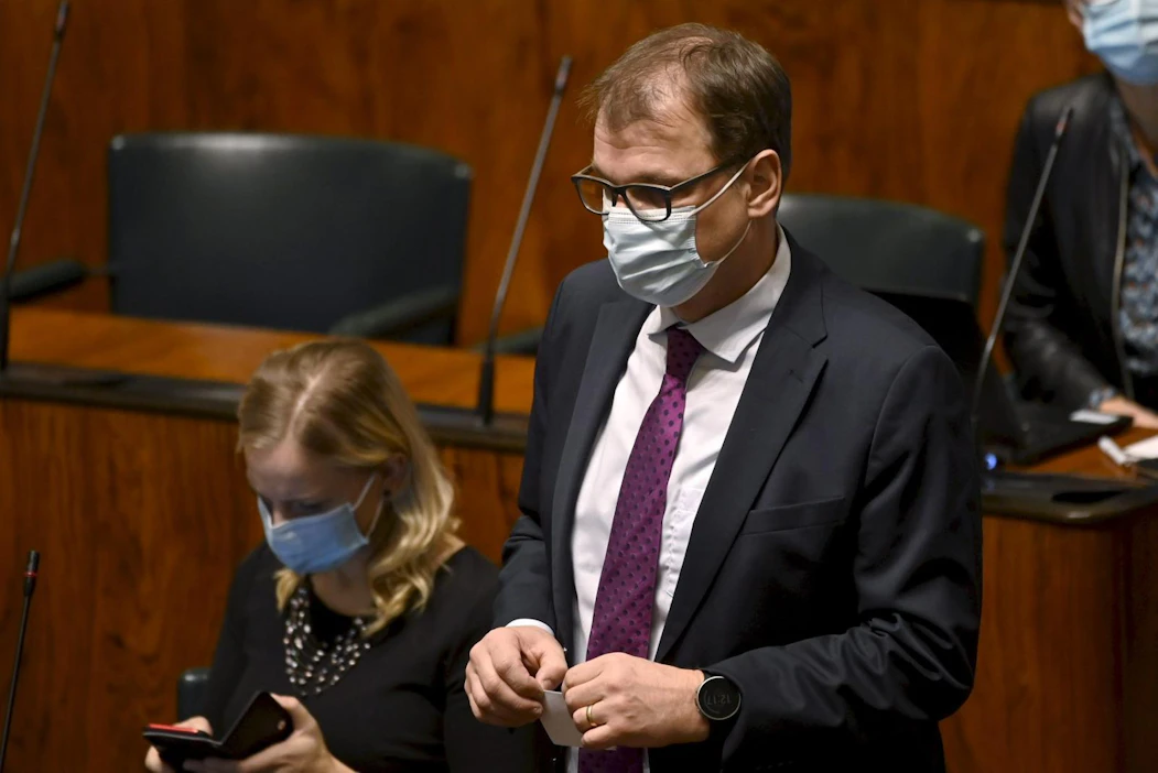 Sipilä oli 7. tammikuuta ylittämässä tietä eduskuntatalon lähistöllä, kun vastaantulija löi häntä nyrkein. LEHTIKUVA / Emmi Korhonen