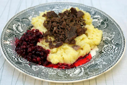 Poronkäristys tarjotaan perinteisesti puolukkasurvoksen ja pottuvoin kanssa.