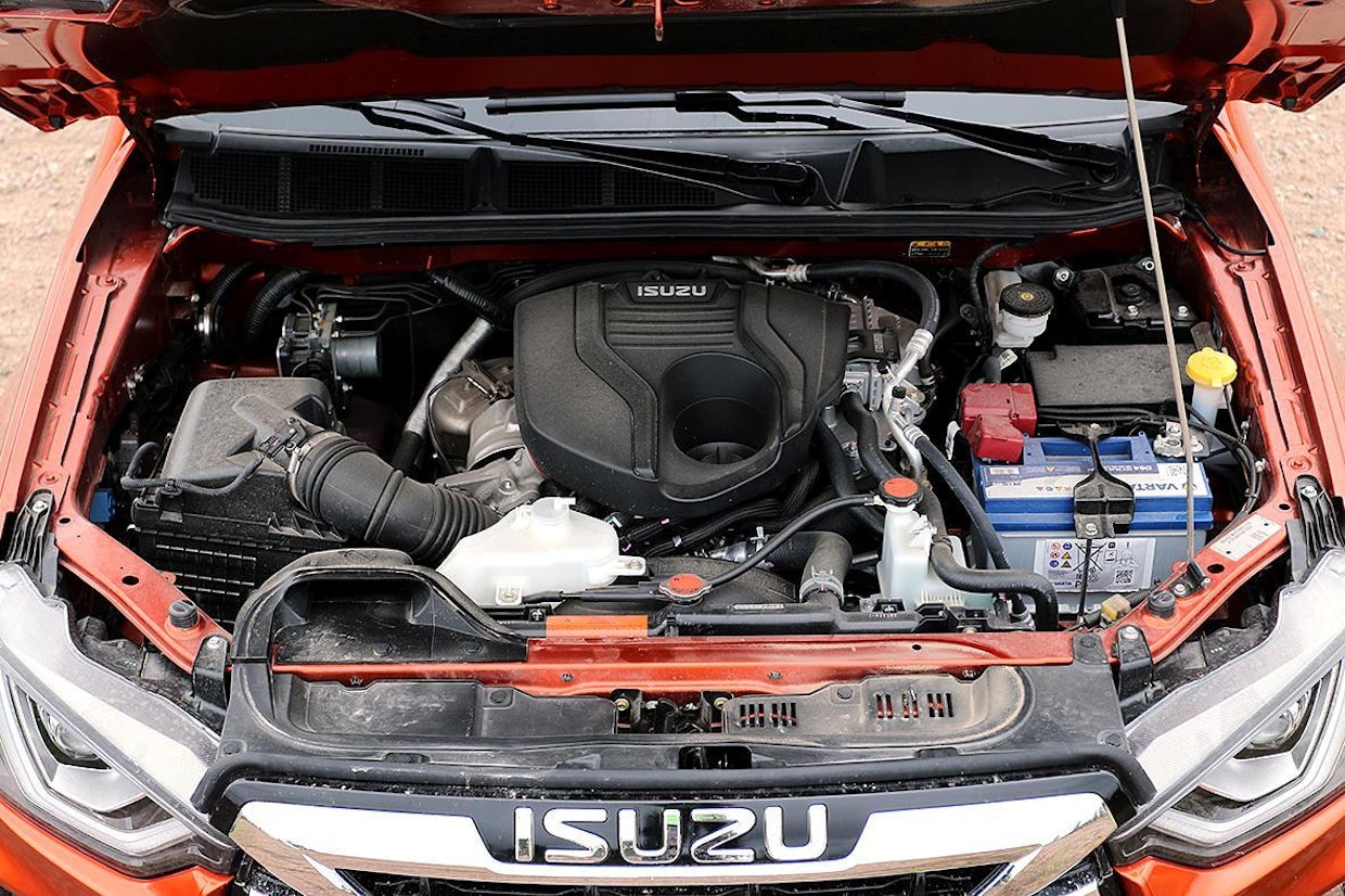 Isuzun moottoritila on tavanomainen ja tilaa on kohtuullisesti. Moottoriin on tullut vesijäähdytteinen välijäähdytin ja elektronisesti ohjatun turbon keskiosa on vesijäähdytetty. Polttoaineen ruiskutuspainetta on kasvatettu 2 000 barista 2 500 bariin, millä on haettu parempaa suorituskykyä ja taloudellisuutta. Pakokaasujen jälkikäsittelyjärjestelmä koostuu Nox-loukusta, partikkelisuodattimesta ja AdBlue-järjestelmästä.