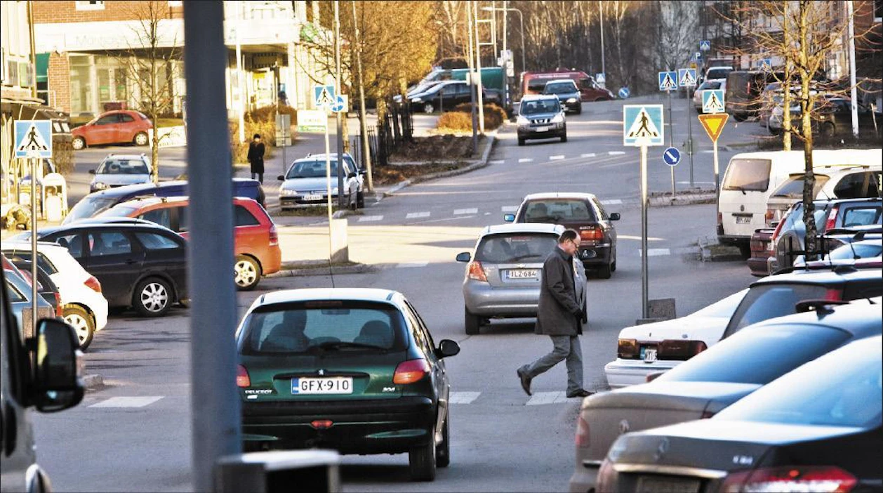 Ulkoilman pienhiukkaset ovat suurin terveyteen vaikuttava ympäristötekijä. Asia on todettu kuuden EU-maan yhteisessä selvityksessä. Liikenteen päästöt rasittavat etenkin kaupunkilaisten terveyttä. Kari Salonen