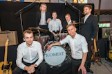 Komiat: Aleksi Laukkonen (vas.), Samuel Järvinen, Eero Nummela, Aleksi Yli-Sissala (edessä), Juho Eskola (takana) ja Pekka Oravuo voittivat viime vuonna tanssiorkestereiden Suomen mestaruuden.