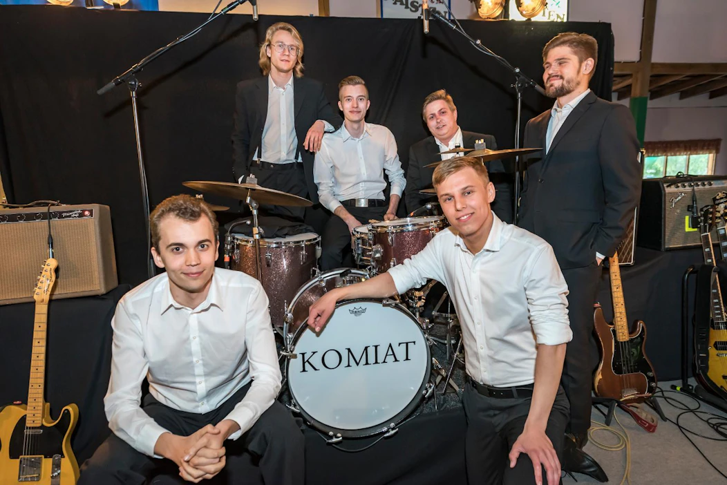 Komiat: Aleksi Laukkonen (vas.), Samuel Järvinen, Eero Nummela, Aleksi Yli-Sissala (edessä), Juho Eskola (takana) ja Pekka Oravuo voittivat viime vuonna tanssiorkestereiden Suomen mestaruuden.