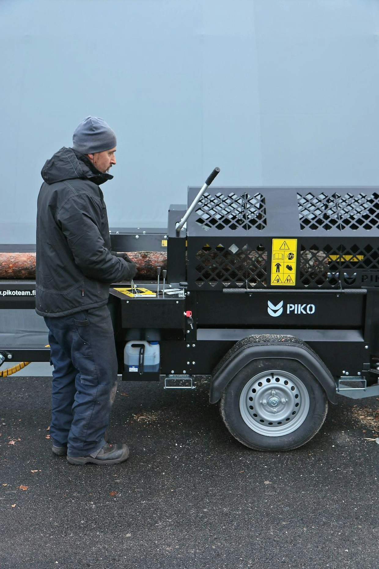 Kuten Piko R30 -mallissakin, on M30:n käyttäjän työskentelysuunta pilkonnassa katse kohden halkaisukourua. Puunpainimen vipu on pystymmässä kuin R30:ssa. Teräketjuöljyn säiliö on sijoitettu käyttäjän nähtäville, mutta silti suojaan. Vaikka sisäiset komponentit vastaavat traktorimallia, on runko suunniteltu uudelleen, jotta paino on saatu optimoitua. Vaikka M30 on hinattava malli, on siinä edelleen myös hahlot trukkipiikeille.