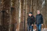 Reino (vasemmalla) ja Ilkka Karhu puntaroivat 15 vuotta sitten, istuttaako koivua vai hybridihaapaa pelloille Lappeenrannassa. Nopeakasvuinen haapa valittiin.