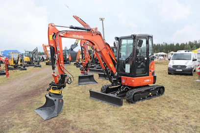 Uudessa 3,8-tonnisessa Kubota U36-4 -minikaivinkoneessa käytetään samaa hyttiä kuin 5-tonnisessa mallissa. Isommassa ohjaamo tarjoaa enemmän jalkatilaa ja paremman ergonomian. Proportionaalisten lisähydrauliikkalinjojen (60 l/min) virtauksen säätö onnistuu helposti uudelta digitaaliselta näytöltä. Koneen hinta ilmastoinnilla ja tupla lisähydrauliikoilla on 44 900 euroa, alv 0 %. Konesilta Oy. (MS)
