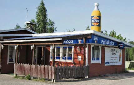 Keltainen pullo on kertonut pääkaupunkilaisille jo vuosikymmenien ajan, että mökkimatka on alkanut tai loma on loppumassa.” Kuva: Eija Mansikkamäki