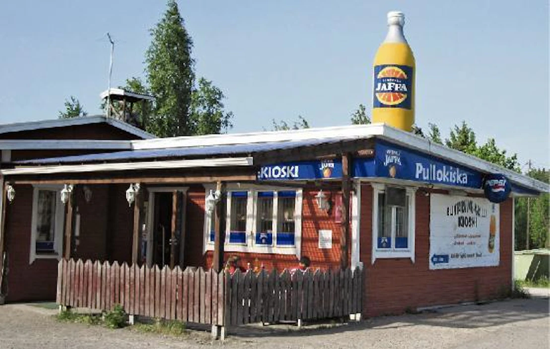 Keltainen pullo on kertonut pääkaupunkilaisille jo vuosikymmenien ajan, että mökkimatka on alkanut tai loma on loppumassa.” Kuva: Eija Mansikkamäki
